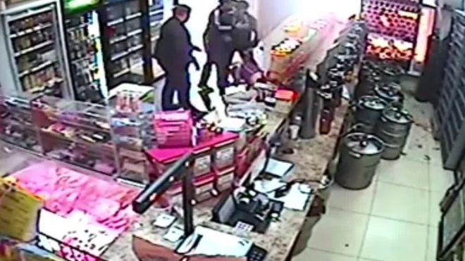 Жесткое видео из Екатеринбурга: неизвестные зверски избили продавца