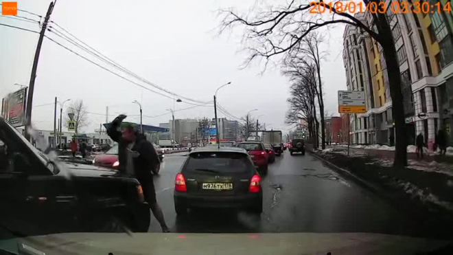 Видео: на Липовой аллее внедорожник наехал на мужчину 