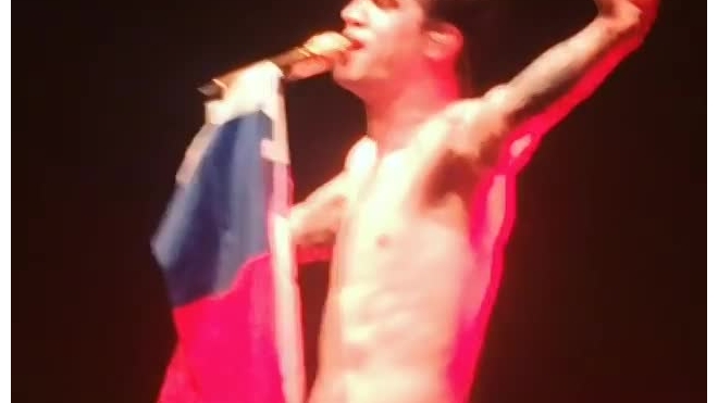 Голый солист Panic at the Disco обнимал флаг России на концерте в Петербурге