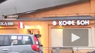 В Петроградском районе горит шиномонтаж