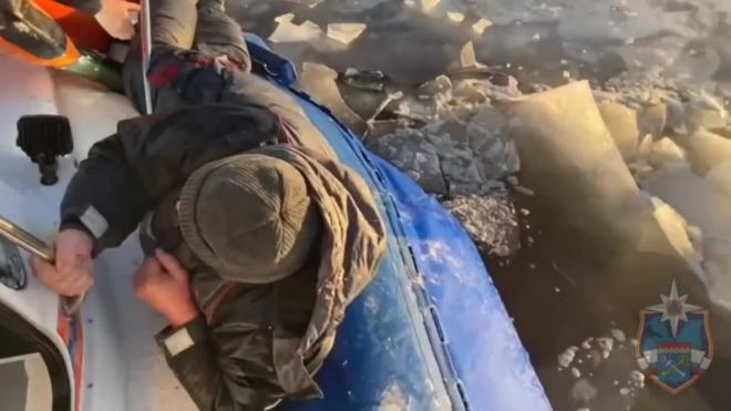 Утром под лёд реки Волхов провалились рыбаки