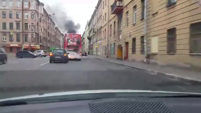Появилось видео горящих "ГАЗели" и "Яндекс-такси" после столкновения в Петербурге
