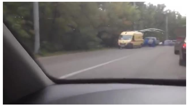 Жители Пензы сняли на видео, как жертву ДТП на Ахунском переезде вырезают из машины