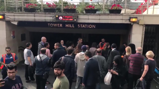 Из-за взрыва и возгорания эвакуировали станцию метро в Лондоне: фото и видео