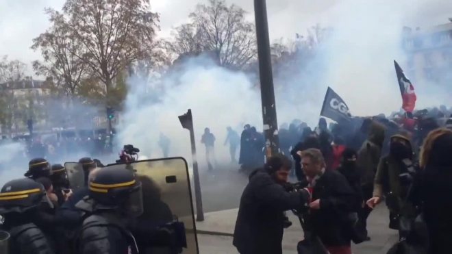 Французская полиция жестко разогнала протестующих в самом центре Парижа