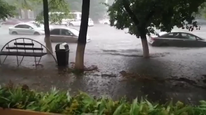 Потоп из-за ливней в Кемерово попал на видео