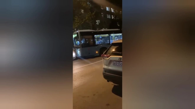 Автобус протаранил 2 припаркованных авто в Выборгском районе Петербурга