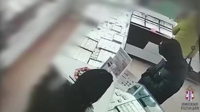 Житель Омска с перебинтованной головой ограбил ювелирный магазин