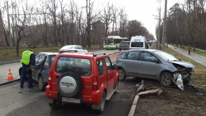 Видео из Москвы: дорогу не поделили три авто