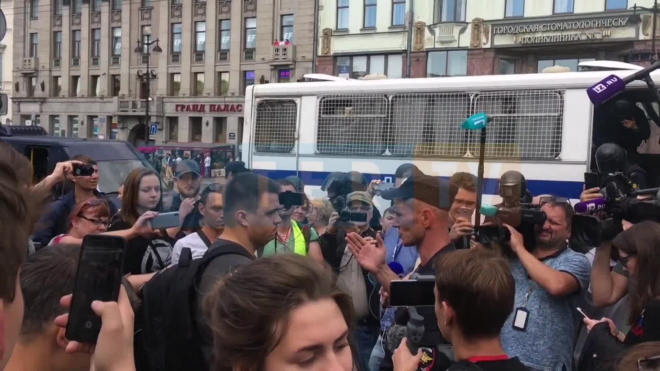 На акции за честные выборы в Петербурге начались массовые задержания