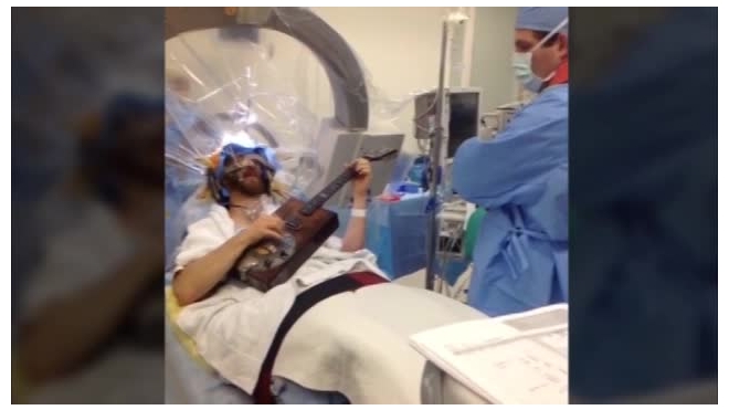 Актер Брэд Картер сыграл на гитаре в то время как врачи оперировали ему мозг