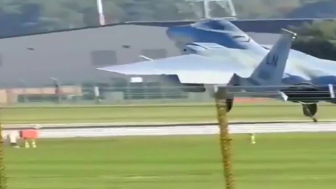 Искры, пламя и прыжки: Жесткая посадка истребителя  F-15 попала на видео