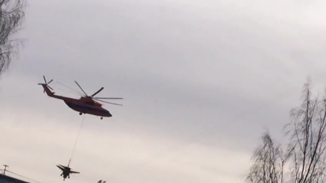 Над Кронштадтом пролетел вертолет Ми-26 вместе с 12-тонным бомбардировщиком 
