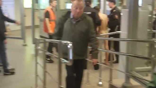 На станцию метро "Невский проспект" попытался проникнуть голый мужчина