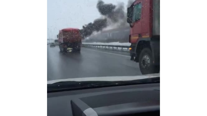 Видео: На севере КАД скопилась автомобильная пробка из-за пожара