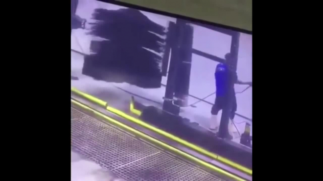 Появилось видео, как работника автомойки намотало на щетку