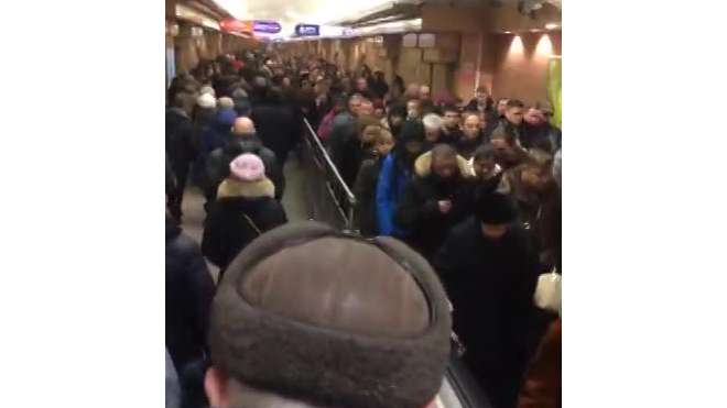 Видео: "Невский проспект" закрыли, на соседних станциях давка