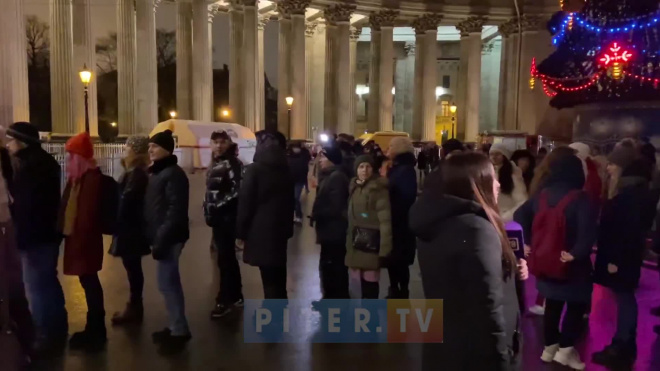 Видео: петербуржцы собрались у Казанского собора на рождественское богослужение