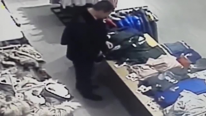 Видео: саратовец облегчился на одежду в бутике