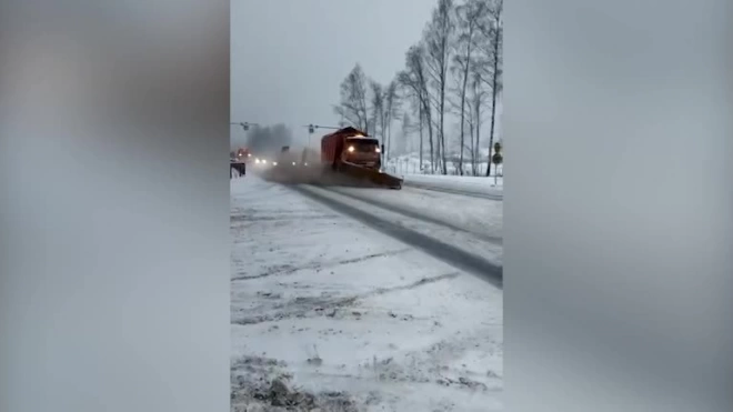 Более 200 единиц спецтехники убирают снег на трассах Ленобласти