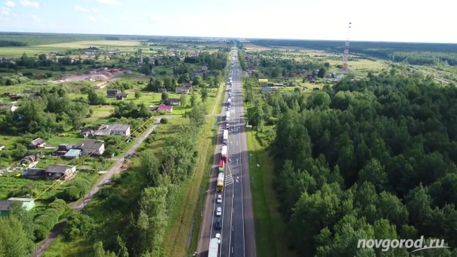 Видео: пробка под Новгородом длится 10 км
