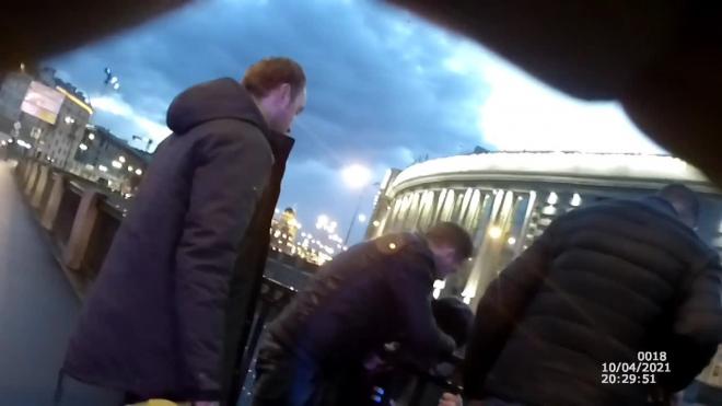 В Петербурге полицейские спасли мужчин, тонувших в Обводном канале