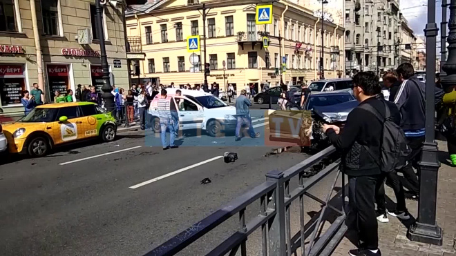 Несовершеннолетний водитель каршеринга устроил ДТП в центре Петербурга