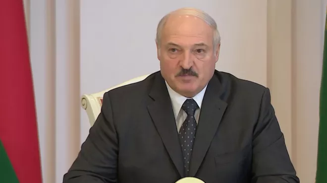 Лукашенко предупредил силовиков об угрозе "побоищ" на площадях