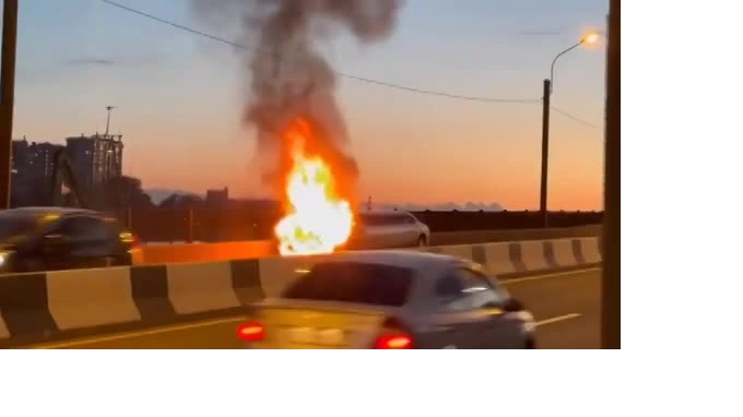 Лимузин загорелся на Октябрьской набережной в Петербурге