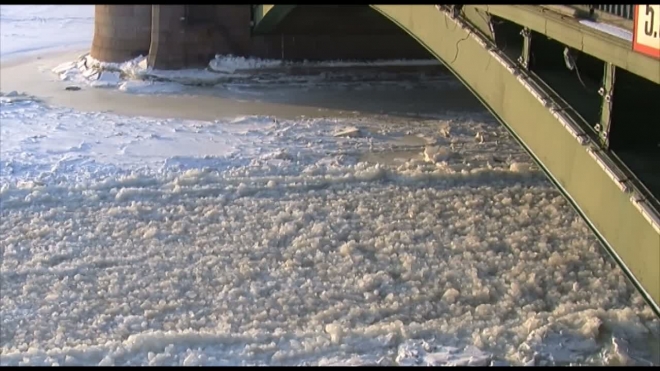 Женщина провалилась под лед у Биржевого моста