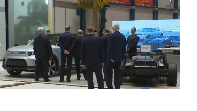 Путин осмотрел прототип российского электрокара E-NEVAна Обуховском заводе 