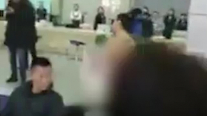 В Тайваньском аэропорту девушка с татуировкой на спине психанула на таможенников и полностью разделась