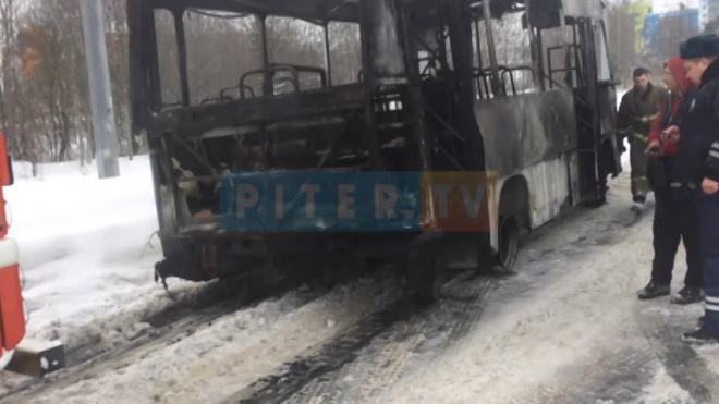 Автобус вместе с пассажирами загорелся на Пушкинском шоссе