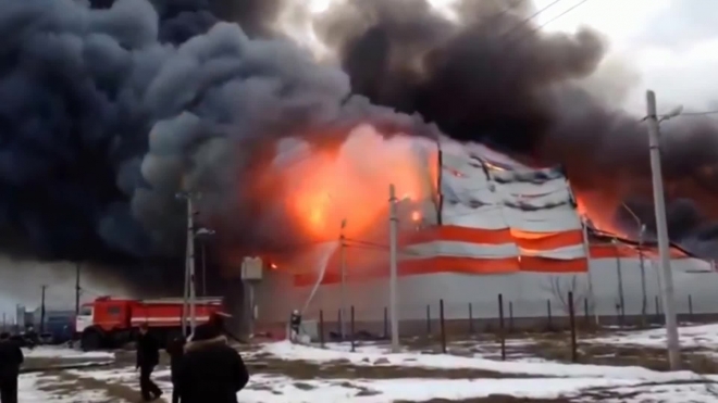 Появилось видео адского пожара на мебельном складе в Ставрополе, который тушили более 9 часов