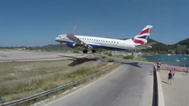 В Греции любителей экстремального селфи снесло потоком воздуха от самолета