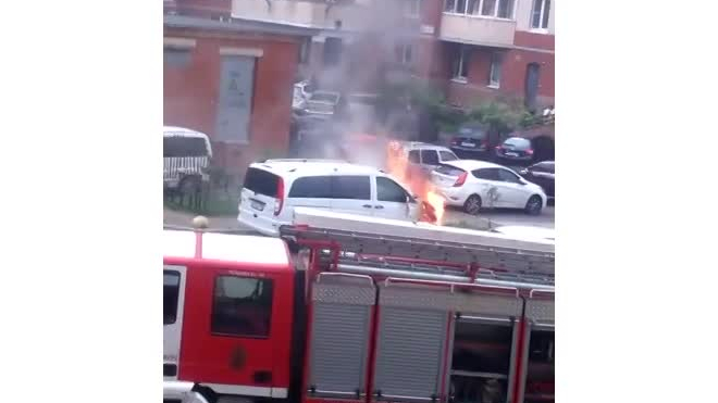 В Ладожском парке загорелся автомобиль 