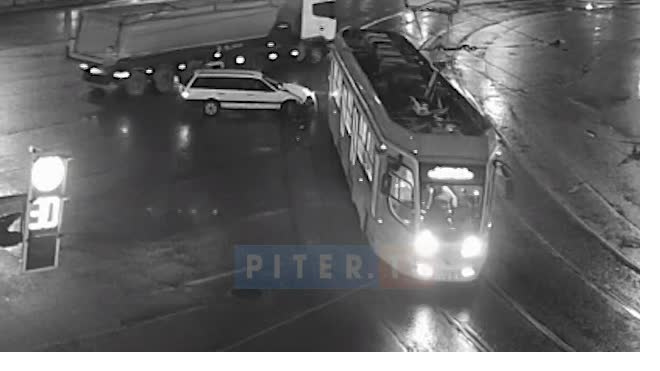 Появилось видео ДТП с трамваем на Васильевском острове 