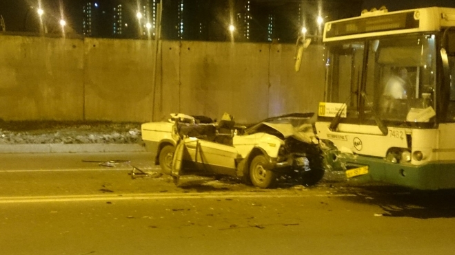 В ДТП на Кубинской улице с автобусом погиб человек, крышу легковушки пришлось срезать спасателям
