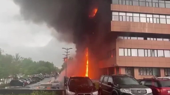 В бизнес-центре "Гранд Сетунь плаза" в Москве произошел пожар