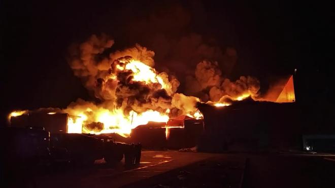 Пожарные ликвидировали открытое горение на складе в Барнауле