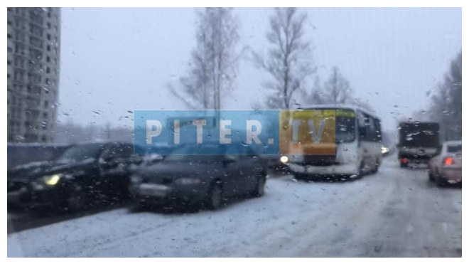 Видео: на Токсовском шоссе легковушка столкнулась с маршруткой