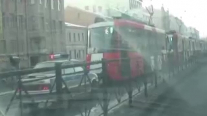 Петербурженка стала жертвой ДТП с трамваем и инкассаторской машиной
