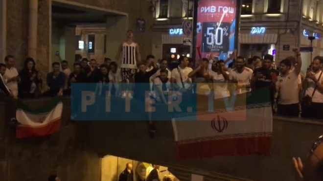 Иранцы перед отъездом из СПб оккупировали выход на Невский проспект: полиция не смогла ничего сделать