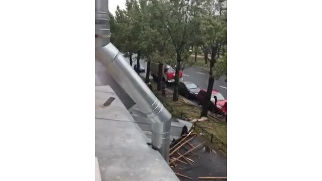 На Типанова упала часть крыши жилого дома 