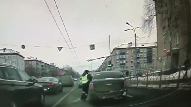 Видео из Казани: Нарушитель протащил инспектора несколько метров, а затем сбежал