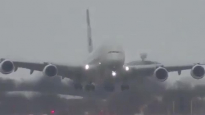 Видео: Самолет завис во время посадки в шторм в аэропорту Лондона