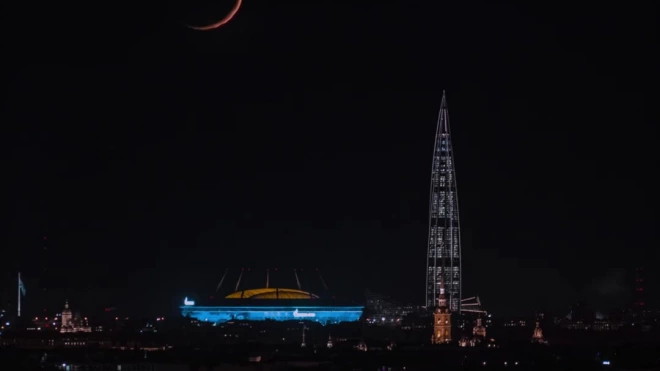 Видео: петербуржец снял "падение" Луны на Лахта Центр