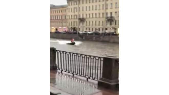 Деды Морозы прокатились на гидроциклах по каналам Петербурга