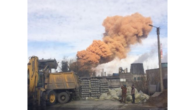 Появилось видео загадочного оранжевого дыма над металлургическим комбинатом Липецка