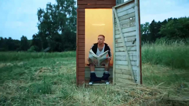 Егор Крид пьет водку и катается на тракторе по деревне в клипе "Сердцеедка" 